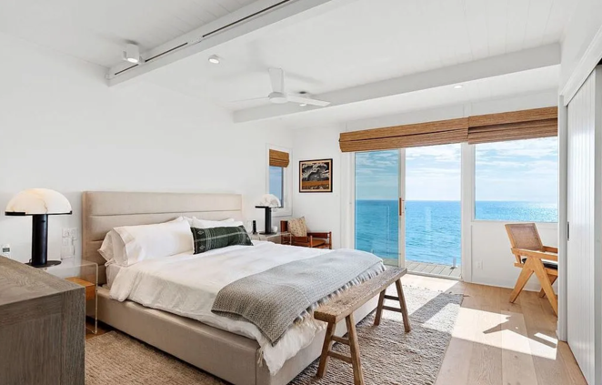 Así es la casa que alquila Sandra Bullock. El bungalow de unos 120 metros cuadrados tiene dos dormitorios y dos cuartos de baño. Es pequeño, pero perfecto para una pareja que quiera un retiro de vacaciones en la playa o una familia pequeña.