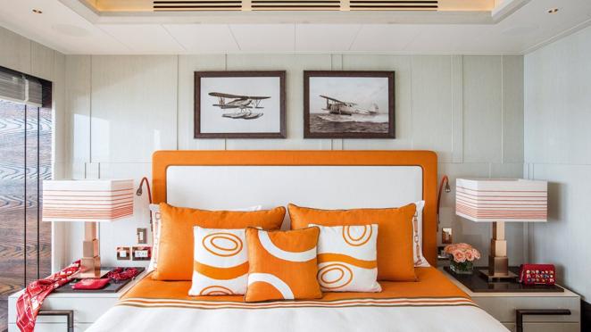 Este yate de lujo cuenta con 10 elegantes camarotes que pueden albergar hasta 20 invitados, porque todos son dobles, algunos tienen una cama grande y otros dos camas pequeñas.