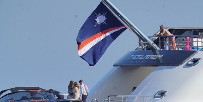 David Beckham en la cubierta del Madsummer, el super yate de lujo que ha alquilado para disfrutar junto a su familia y amigos del verano.