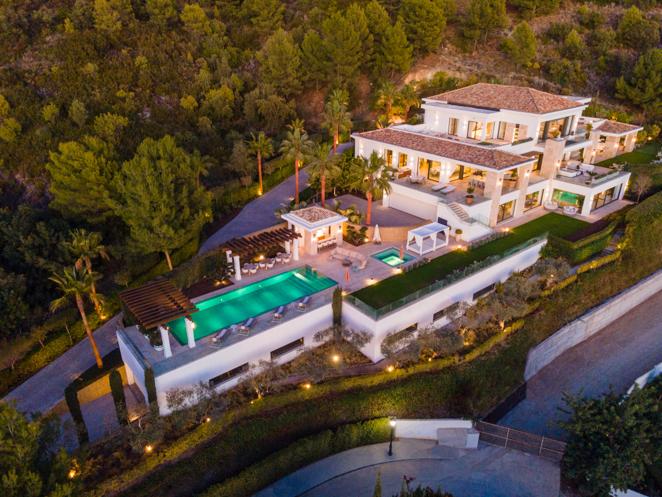 Villa Olympus, una mansión de lujo en Marbella. Se trata de una de una maravillosa residencia ubicada en el corazón de Marbella y rodeada de naturaleza en una parcela de unos 4.700 metros cuadrados.