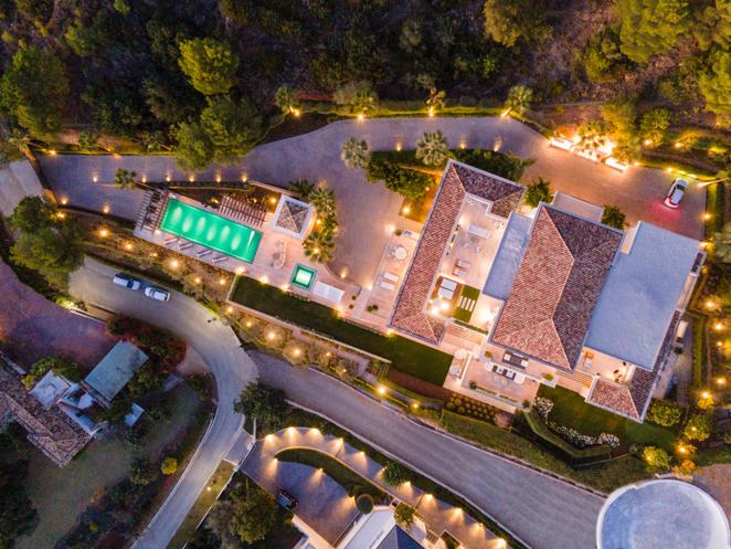 Villa Olympus, una mansión de lujo en Marbella. Con una superficie construida de 2.600 metros cuadrados, su interior alberga 7 dormitorios con baños en suite distribuidos en tres plantes.