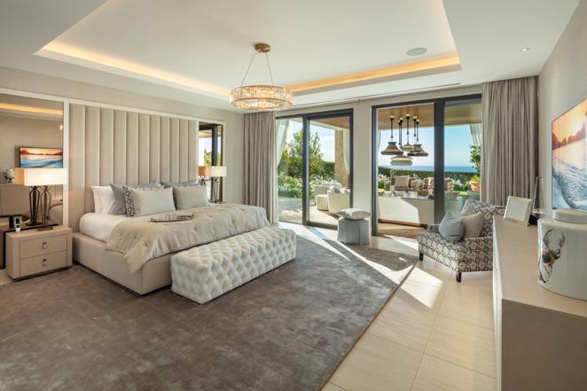 Villa Olympus, una mansión de lujo en Marbella. Cada habitación igula o incluso supera a muchas habitacione de hoteles de lujo. Todoas los dormitorios incluyen incluso su propio minibar, cafetera de Nespresso y otras comodidades.