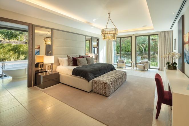 Villa Olympus, una mansión de lujo en Marbella. En la planta alta de la vivienda encontramos 2 dormitorios de invitados y un dormitorio con vestidor tipo boutique, librería abuhardillada, baño completo mas terraza con baño exterior (este con su propia ducha de masaje, bañera tallada en piedra, zona de asientos) con unas vistas espectaculares a la montaña y al mar.