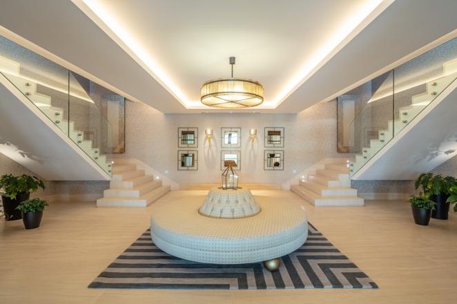 Villa Olympus, una mansión de lujo en Marbella. Zona recibidor con acceso a las escaleras hacia la plata superior.