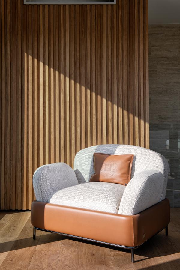 Una villa de lujo decorada por Fendi en Marbella. Uno de los sillones de diseño de la colección Fendi Casas.