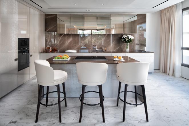 Una villa de lujo decorada por Fendi en Marbella. De las 3 fases que componen el complejo, la fase II y III estarán diseñadas por Fendi Casas. Se trata de apartamentos dúplex ideados por el arquirecto Teodoro Cabrilla, diseñados por The One Atelier y decorados por Andrea Boschetti de FENDI Casas.