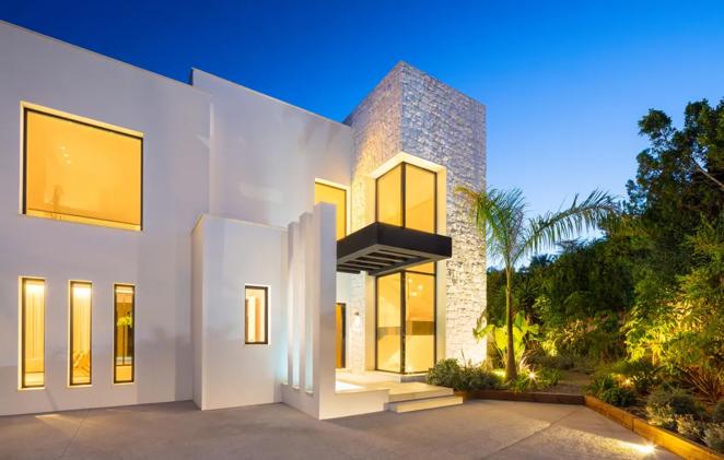 Villa Aire es una construcción con los más altos estándares de diseño. Aunque su precio total es de más 6 millones de euros, se vende también en copropiedad, un octavo de acción cuesta más de 780.000 euros.