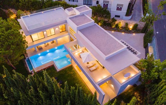 La espectacular mansión, con más de 700 metros cuadrados, cuenta con 5 dormitorios y 7 cuartos de baño, así como diversos salones, una amplia zona de juegos, gimnasio, piscina, sauna, etc.