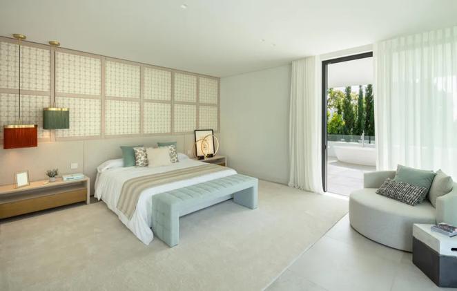 En el piso superior se sitúan los dormitorios muy luminosos gracias a las grandes ventanas. El dormitorio principal tiene acceso a una terraza privada con bañera. Los muebles son de diseño minimalista y atemporales, y se integran a la perfección con el estilo de la construcción.