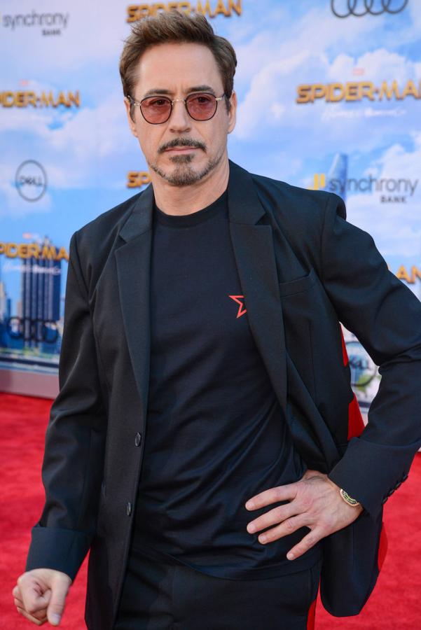 Robert Downey Junior y la perilla. Otro tipo de barba que también se lleva mucho es la perilla. Es perfecta para rostros rectangulares y cuadrados. A Robert Downey Jr le queda perfecta.