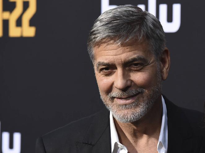 George Clooney y su barba gris. Si peinas canas, como el famoso actor George Clooney, también puedes animarte a dejarte barba. Lo ideal es elegir una corta y llevarla siempre arreglada para evitar parecer mayor.