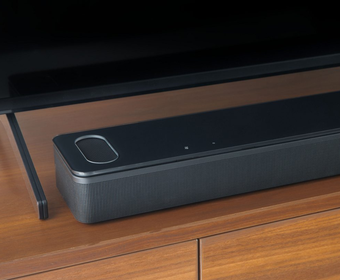 Bose Smart Soundbar 900. Lo que realmente sorprende de esta barra de sonido de Bose es la tecnología de alta calidad Dolby Atmos que integra. La caja esconde nueve altavoces dispuestos con gran precisión, incluidos dos nuevos transductores dipolares orientados hacia arriba. Esta distribución se complementa con la tecnología patentada PhaseGuide, que proyecta sonido multidireccional a puntos concretos de la sala con el fin de crear la sensación de que proviene de zonas donde no hay altavoces físicos. Además, los micrófonos con anulación de ruido permiten controlar todo el entretenimiento con Alexa y Asistente de Google. La exclusiva tecnología Bose Voice4Video amplía las capacidades de voz de Alexa como ninguna otra barra de sonido. Además de controlar la Smart Soundbar 900, puedes encender y controlar el televisor y el decodificador por satélite o por cable solo con tu voz. Su precio es de 999 euros.
