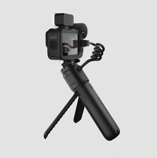 HERO10 Black Edition. La HERO10 Black Edition para creadores es una potente herramienta de captura de contenidos todo en uno que hace que capturar vídeos, grabar vlogs y transmitir en directo sea más fácil que nunca. Este sistema ofrece vídeo 5,3K de calidad profesional con un rendimiento mejorado con poca luz y extracciones de fotogramas de vídeos de 19,6 MP, estabilización de vídeo HyperSmooth 4.0, audio mejorado e iluminación LED potente, además de 4 horas de grabación en 4K por carga. Viene con un trípode integrado y mando a distancia inalámbrico. Su precio es de 588,95 euros.
