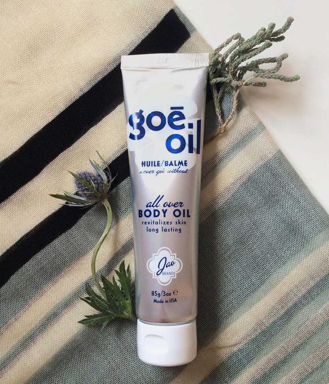 Goe Oil de Jao Brand (51,95 €, en jcApotecari). Este aceite-bálsamo semisólido y 100% natural es un producto multiusos cuya principal función es hidratar la piel. Contiene una mezcla de 28 aceites de plantas, frutas y flores que nutren en profundidad y también calman la piel irritada. Su textura ligera se absorbe rápidamente.