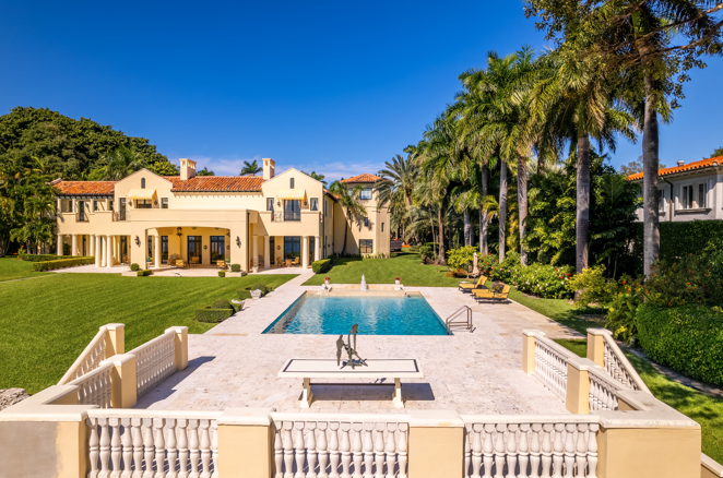 Así es el complejo de lujo Arsht Estate. El terreno de más de cuatro acres está situado en la Bahía de Vizcaya y sobre él se asienta Arsht Estate, dos residencias unidas por la historia que suman 2.325 metros cuadrados de espacio habitable y que cuentan, además, con más de 122 metros de muelle frente a la bahía.