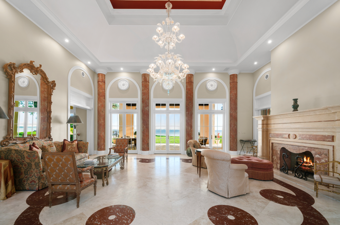 Así es el complejo de lujo Arsht Estate. La mansión ha sido creada para albergar entretenimiento a gran escala. Entre sus diferentes estancias destacan un salón de grandes dimensiones, un comedor formal con capacidad para más de 20 invitados, una cocina gourmet equipada con electrodomésticos de alta gama y un dormitorio principal en suite con un gimnasio completo.