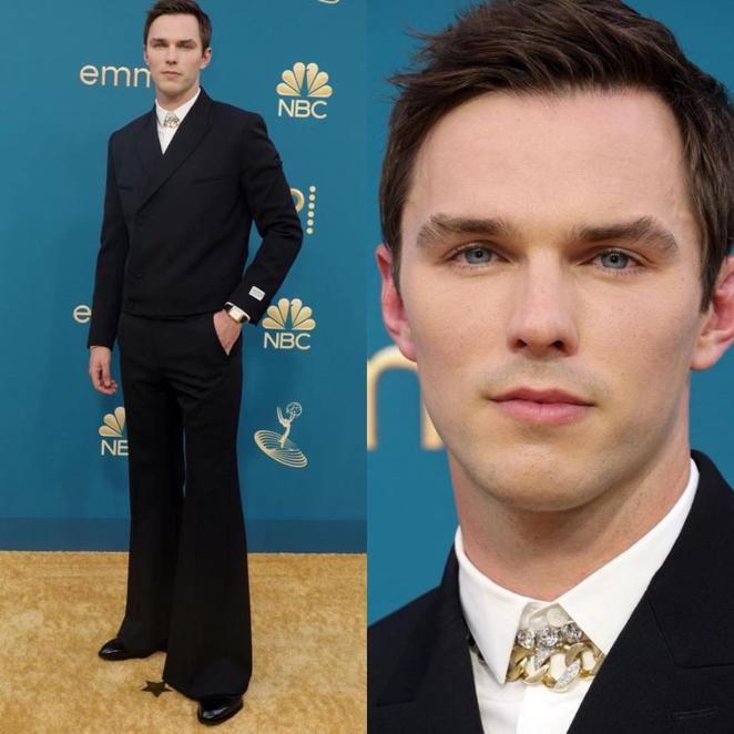 Nicholas Hoult. El actor británico Nicholas Hoult ha lucido un collar de plata de ley y diamantes de Briony Taymond y el reloj Reverso Classic Karge de Jaeger-LeCoultre. Un modelo que encarna el estilo Art Deco, y que ha sido fabricado con oro rosa.