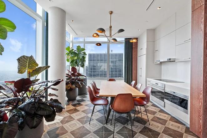 Apartamentos de lujo. El flamante edificio se inauguró en 2019, justo antes de la pandemia. Ahora, Amancio Ortega, dueño de Inditex, se ha hecho con él.