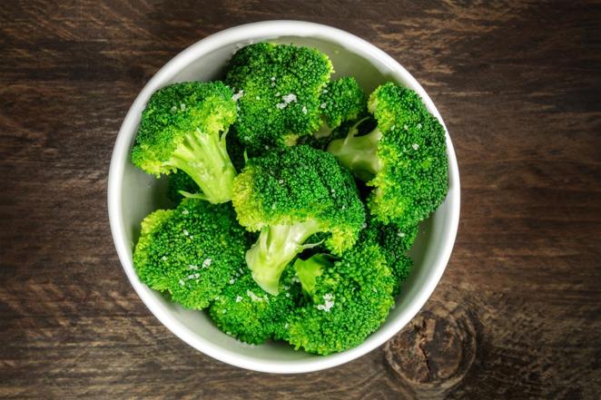 Brócoli. El <a href="https://www.abc.es/bienestar/alimentacion/abci-cuanto-tiempo-cocer-brocoli-y-cuales-beneficios-202001230157_noticia.html">brócoli </a>crudo tiene un aporte calórico de 24 por cada 100 gramos de producto comestible.