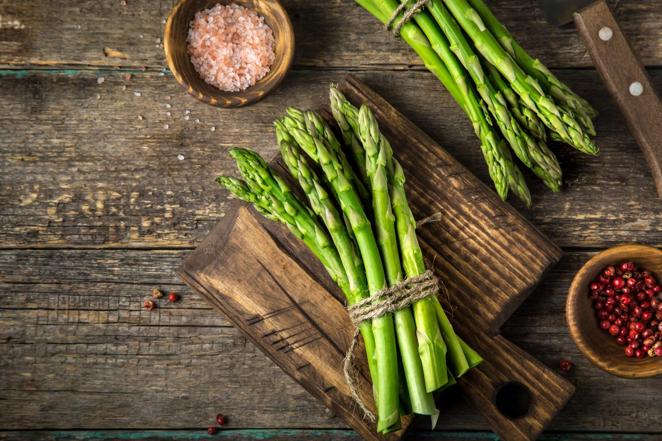 Espárrago verde. El <a href="https://www.abc.es/bienestar/alimentacion/abci-esparragos-202008060111_noticia.html">espárrago </a>verde tiene un aporte calórico de 25 por cada 100 gramos del producto comestible.