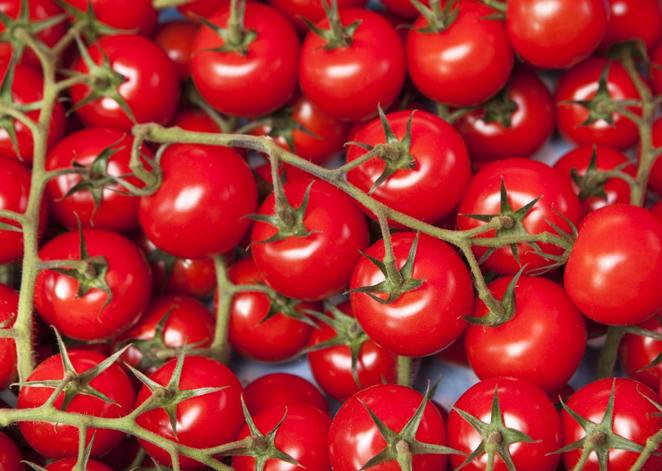 Tomate. Si el zumo de <a href="https://www.abc.es/bienestar/alimentacion/abci-tomate-202002121421_noticia.html">tomate </a>tan solo aporta 16 kcal por cada 100 gramos del producto, un tomate sin exprimir tiene 19 kcal por cada 100 gramos del producto.