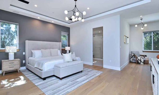 Así es la vivienda que vende Macaulay Culkin. Este inmueble de una sola planta dispone de 344 metros cuadrados repartidos en cinco dormitorios y cinco cuartos de baño completos.