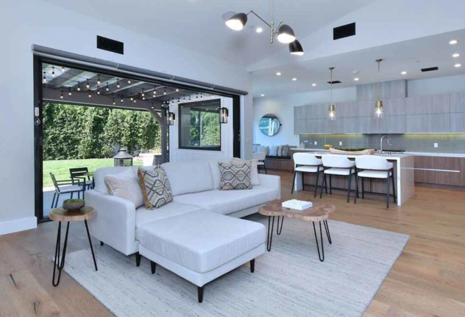 Así es la vivienda que vende Macaulay Culkin. En su interior se puede apreciar una decoración elegante y moderna en la que predominan los tonos grises y blancos. Cuenta con suelos de madera, techos altos, muebles empotrados y persianas automáticas, así como con grandes ventanales que inundan de luz natural los interiores.