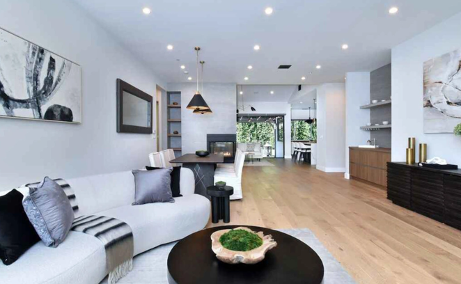 Así es la vivienda que vende Macaulay Culkin. Con un concepto abierto, esta propiedad ofrece una sala de estar/comedor formal –en la que destaca un bar con fregadero y una chimenea–, estancia que se conecta con una sala familiar con puertas de vidrio que se abren a una terraza cubierta.