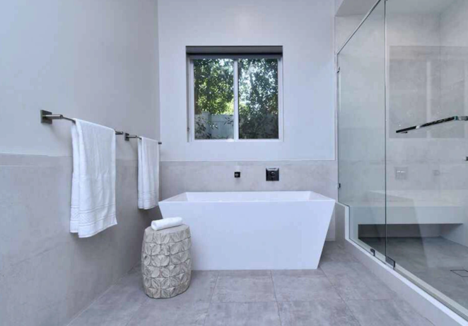 Así es la vivienda que vende Macaulay Culkin. La suite principal dispone de una sala de estar, un vestidor y un baño tipo spa en el que llama la atención su gran bañera situada justo al lado de una amplia ducha con mampara de vidrio.