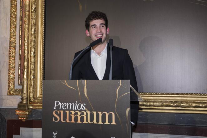 Los mejores momentos de los Premios Summum 2022. Jose Lorente, encargado de recoger el premio de Jaime Lorente.