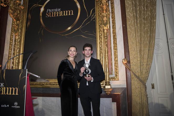 Los mejores momentos de los Premios Summum 2022. Laura Pintos y Jose Lorente durante la entrega de premios.
