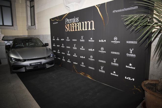 Los mejores momentos de los Premios Summum 2022. Photocall de los Premios summum 2022, con una de las novedades de Kia.
