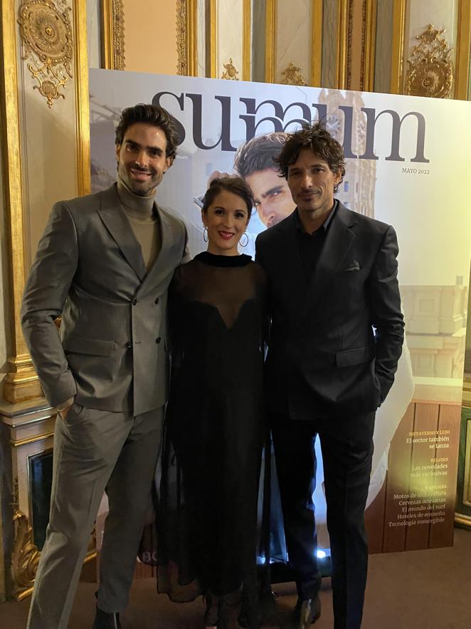 Los mejores momentos de los Premios Summum 2022. María I. Ortiz, responsable de Summum junto a Juan Betancourt y Andrés Velencoso, dos de los premiados de la noche.