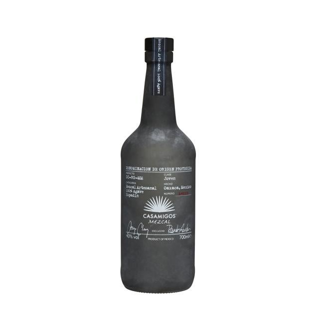 Mezcal Casamigos. Este mezcal joven y sutil se elabora con agaves 100% Espadín de Santiago Matatlán, que se basan en fosas de tierra cubiertas con lava volcánica. Dependiendo de la temporada, se fermenta y se destila dos veces en alambiques de cobre. Cuenta con fuertes matices frutales y fragancias con toques de tamarindo y mango, así como olores a menta y tomillo. En definitiva, una gran opción para disfrutar estas Navidades.PVP: 71.50€