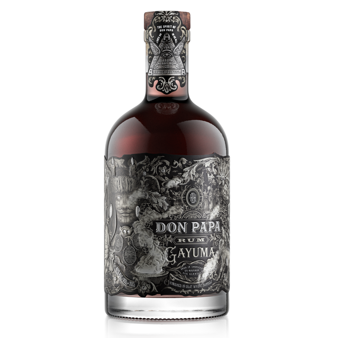 Don Papa Gayuma. Este ron premium procedente de Filipinas madurado primero en barricas de roble americano ex-bourbon durante tres años, se remata durante seis meses en barricas ex-Rioja de alto tostado y otros tres meses en unas ricas, cálidas y ahumadas barricas de roble tostadas, que primero contuvieron whisky escocés de la legendaria isla de Islay. El resultado es un ron de color ámbar oscuro con una nariz distintiva a turba, una vainilla suave y delicada, notas claras de piel de naranja, cacao profundo, con toques de clavo y menta. PVP: 56,60€