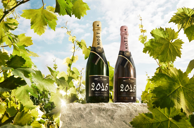 Moët Chandon Gran Vintage 2015. Los champagnes Moët &amp; Chandon Grand Vintage se elaboran en añadas excepcionales. En esta ocasión, la prestigiosa marca lanza el Grand Vintage 2015, elaborado con uvas cosechadas a finales del verano de 2015, caracterizadas por su madurez y calidad envolvente, y mezcladas en champagnes de excepcional ternura. Esta añada, la 76.ª de la historia de la Maison, se convierte en el regalo perfecto para brindar con estilo durante estas fiestas. Disponible en blanco y rosé. PVP: Blanco 74.90€ | Rosé 85€
