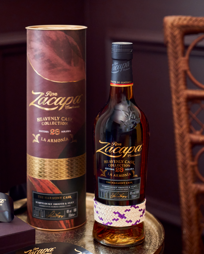 Zacapa La Armonia 23. La Armonía, un espirituoso traído directamente desde “La casa por encima de las nubes” en este ron añejado a 2.300 metros de altura. Esta es la nueva edición limitada de uno de los mejores rones del mundo, Ron Zacapa 23, convirtiéndolo en el regalo perfecto para estas fiestas. Una maravillosa expresión de sabores y fragancias perfectamente equilibrados con toques a bayas rojas, nueces pecanas y todo lo que recuerda a los cultivos que crecen en el mágico paisaje guatemalteco. PVP. 52€