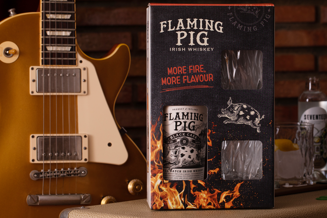 Flaming Pig. Este whiskey premium irlandés es perfecto para compartir buenos momentos con amigos y familiares, presenta una exclusiva edición de navidad formada por una botella y un conjunto de vasos Old-Fashioned en forma de llamas que hacen referencia a su esencia, el fuego.  Idóneo para las sobremesas y los brindis nocturnos. Su sabor a caramelo y frutas tropicales, y a sus notas de nuez y dulzor de vainilla hacen de él una opción perfecta. PVP: 42.50€