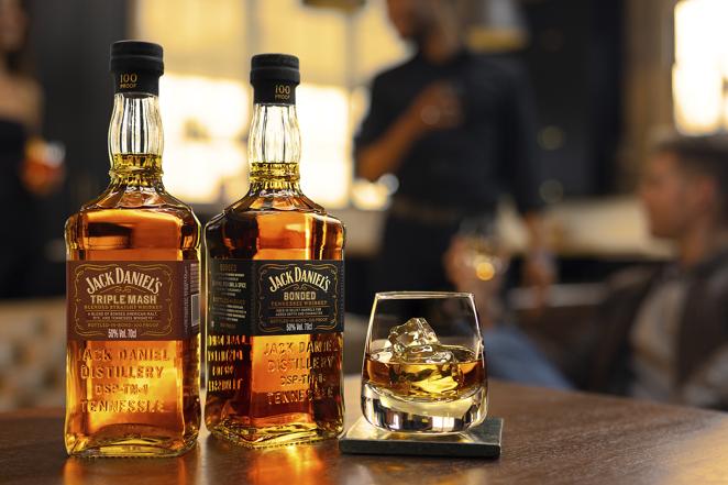 Jack Daniel’s Bonded &amp; Triple Mash. La mundialmente conocida marca de Tennessee whiskey lanza estas dos propuestas de cara al mercado navideño, ampliando su línea super premium por primera vez en 25 años. En el caso del Bonded, se trata de un whiskey de Tennessee con 50 grados de alcohol, con notas de caramelo, roble y especias que dan paso a un final agradable y persistente. Por su parte, el Triple Mash es el resultado de la combinación de tres whiskies embotellados: 60% Jack Daniel's Tennessee Rye, 20% Jack Daniel's Tennessee Whiskey y 20% Jack Daniel's American Malt, ofreciendo un extraordinario resultado final con toques de miel, malta y roble suave, que conducen a un final redondeado y duradero.PVP: Bonded 31,49€ | Triple Mash 34,40€