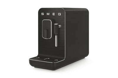 Cafetera Espresso Superautomática Smeg. Con un estilo minimalista inspirado en los años 50, esta cafetera superautomática Smeg es todo lo que se necesita para disfrutar cada mañana de un delicioso café con mucho estilo. A partir de granos recién molidos se pueden obtener diferentes tipos: negro, espresso, americano o ristretto, y, con su función de vaporización de la leche, capuchinos y latte macchiato. Gracias al panel de control intuitivo y las funciones ‘one touch’, están listos en unos segundos. Su mantenimiento es muy sencillo, pues cuenta con una unidad de infusión extraíble y un tanque que permite limpiar la máquina con facilidad. 769 €