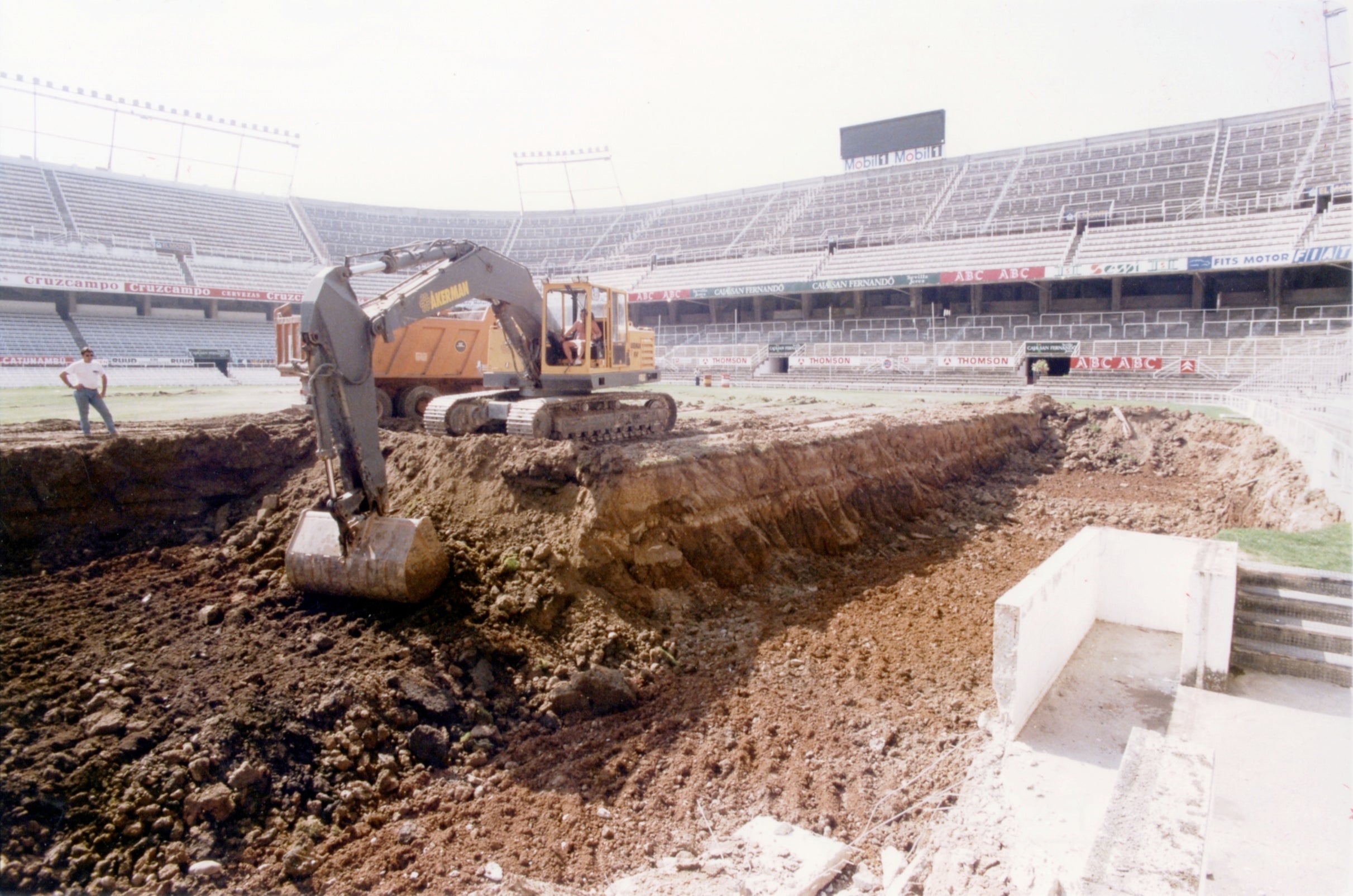 Obras en 1996. Bajada de la cota del terreno de juego