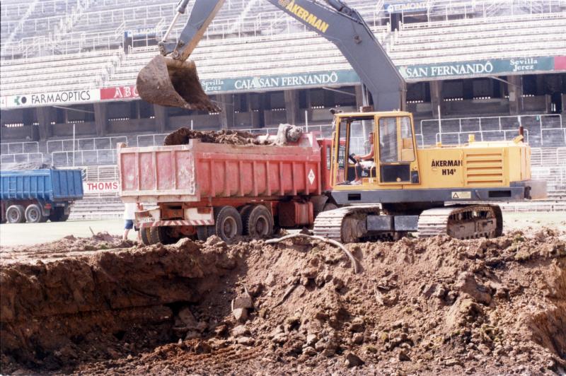 Obras de remodelación en 1996. Bajada de la cota del terreno de juego