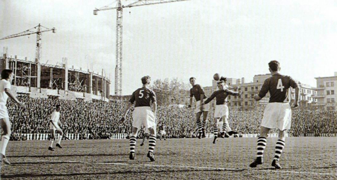 El Sevilla disputando un partido con las obras del Ramón Sánchez-Pizjuán al fondo. El Sevilla disputando un partido con las obras del Ramón Sánchez-Pizjuán al fondo