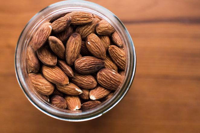 Almendras. ¿Sabías que al igual que las nueces o los dátiles, las avellanas también tienen calcio? Exactamente 240 mg por cada 100. ¡Es una cantidad muy alta!