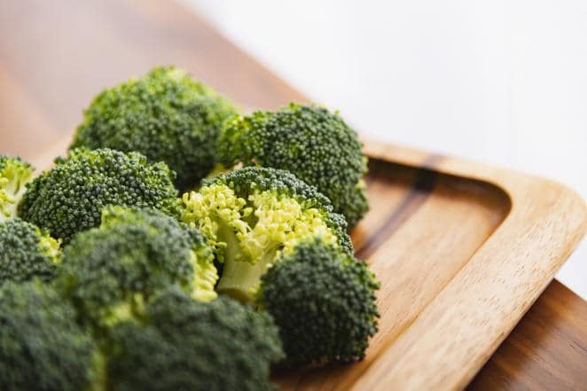 Brócoli. El brócoli tiene cerca de 100 mg de por cada 100 gramos de brócoli.