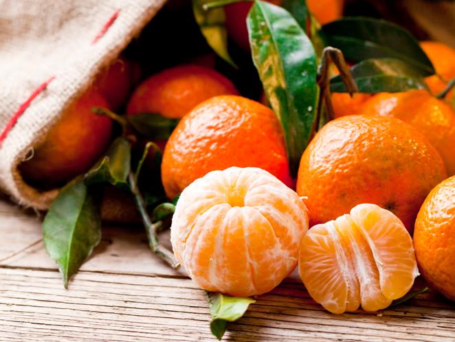 Mandarina. ¿Te gustan las mandarinas? Están disponibles, en su momento más óptimo, de octubre a marzo. Cuando el tamaño y el peso están acordes, se trata de la mandarina más saludable. Aunque aporta menos cantidad de vitamina C que otros cítricos, es una excelente fuente de esta sustancia, que favorece la formación de anticuerpos y estimula la acción antiinfecciosa.