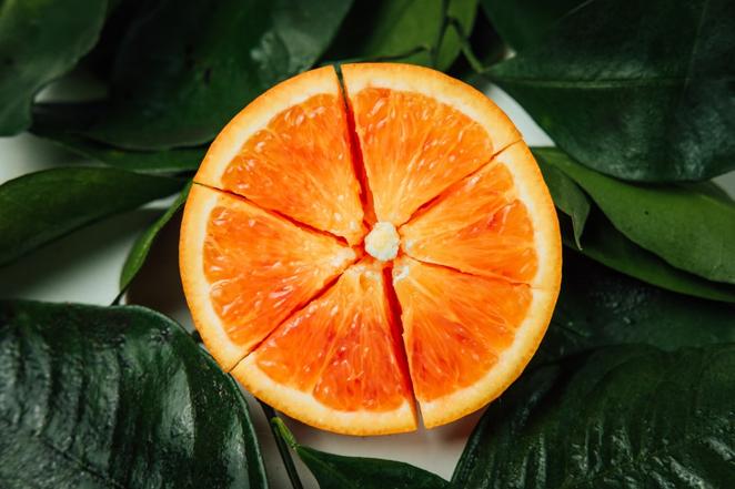 Naranja. Ya está aquí la temporada de las naranjas, así que podrás disfrutarlas hasta finales de abril. El sabor del jugo y textura de la naranja determinan si esa pieza está fuera o no de temporada o ha sido congelada. Contiene un 36% de calcio por cada 100 mg de naranja y un 200% de potasio, según datos de la BEDCA.