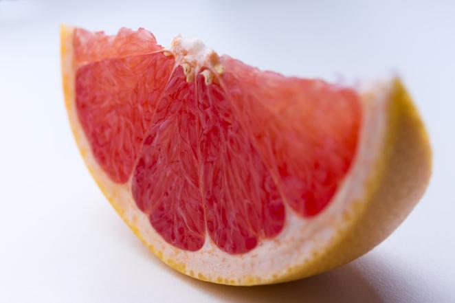 Pomelo. Al igual que otros cítricos, la mejor época para su consumo es otoño e invierno. El pomelo tiene 19 mg de calcio por cada 100 gramos de este producto, según confirma la BEDCA. Los principales usos son crudos, en mermeladas o postre.