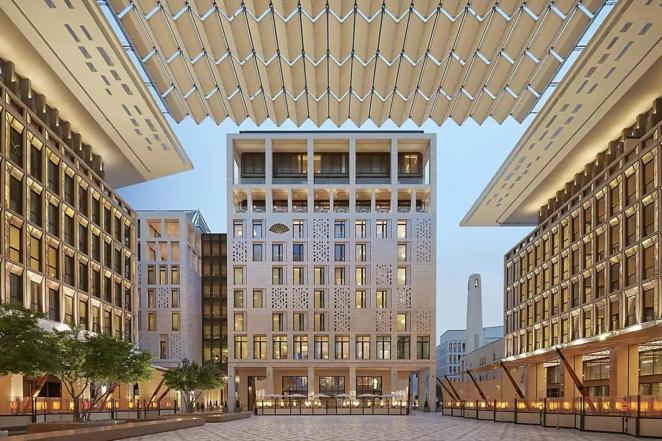 Mandarin Oriental Doha, el hotel que ha elegido David Beckham durante el Mundial de Fútbol. El lujoso hotel en el que se ha hospedado el exfutbolista se encuentra en uno de los barrios más céntricos de la capital de Qatar, el Msheireb Downtown, que destaca por una arquitectura contemporánea, con mezquitas y mansiones de estilo árabe.