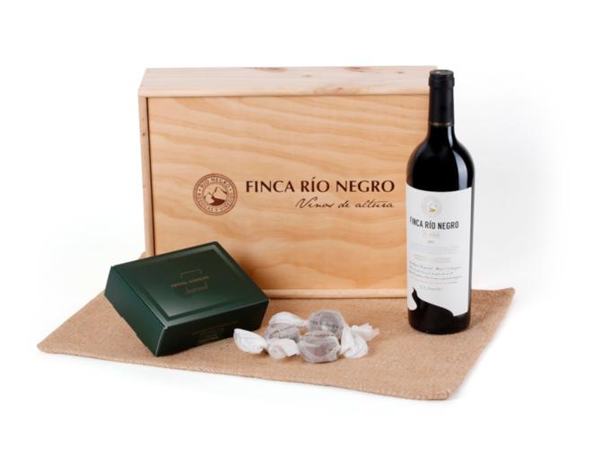Pack Finca Río Negro y Fátima Guismero. Finca Río Negro, el proyecto ubicado en Cogolludo (Guadalajara) a 1.000 metros de altura de la familia Fuentes, presenta una edición limitada de Navidad con su referencia más emblemática, 5º Año,un tinto emblema de la Bodega y de producción limitada, perfecto para la temporada de invierno. Un vino que para estas fiestas viene acompañado de los polvorones de la reconocida pastelera manchega, Fátima Gismero. Ambos productos gastronómicos autóctonos de Guadalajara han sido concebidoscomo auténticas joyas gastronómicas por el mimo artesano con el que se elaboran, su limitada producción y su vocación de sorprender. Precio: 47€